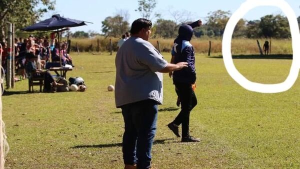 ¿Pombero? Sacaron foto a personaje misterioso en un partido en Caaguazú