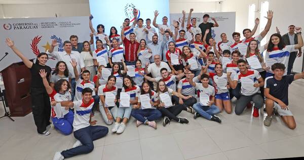 La Nación / Gobierno entrega becas a atletas de alto rendimiento en apoyo a carreras deportivas