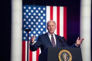 Joe Biden propone reducir a la mitad las tasas por sobregiros que los bancos cobran en EEUU - Revista PLUS