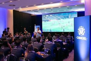 Trofeos de Conmebol son exhibidos en la pretemporada de árbitros en Luque  - Fútbol - ABC Color