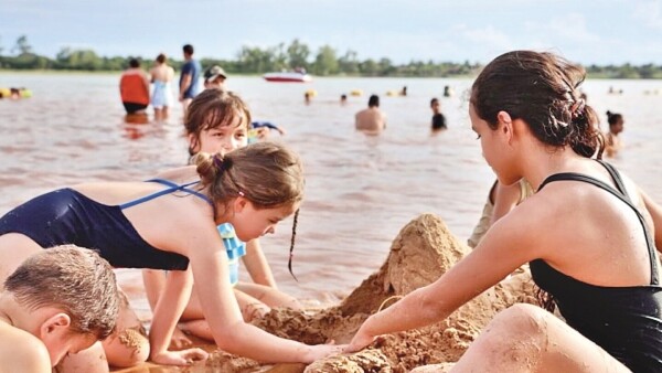 Tacurú Pucú, una playa artificial situada a pasos de la zona urbana