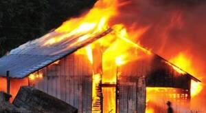 Pelea entre dos vecinas: Cada una incendió la casa de la otra