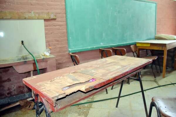 San Juan Nepomuceno: sillas pedagógicas destrozadas esperan a alumnos de escuela y colegio - Nacionales - ABC Color