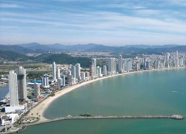 Paraguayos lideran ranking de extranjeros que llegan en bus a Balneario Camboriú - Viajes - ABC Color