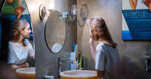 La Nación / Cuidado: descubrí los efectos de no cepillarse los dientes antes de dormir