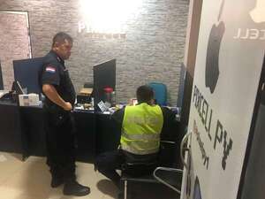 Video: asaltan tienda, golpean a empleados y roban 20 aparatos celulares en CDE - ABC en el Este - ABC Color