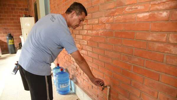 11 días sin agua: Vecinos de Limpio sufren martirio con aguatería