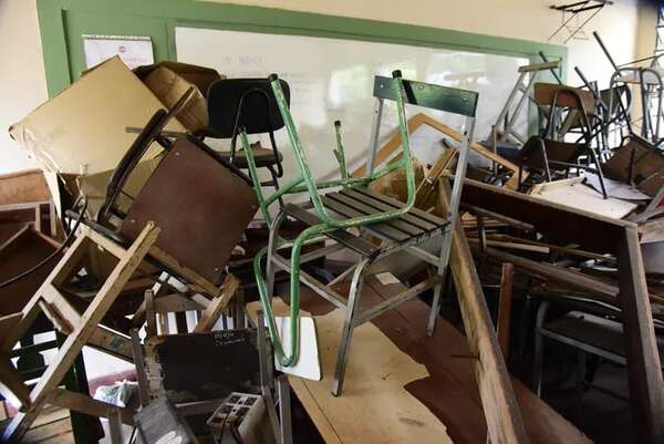 Inicio de clases: Congreso inaugura sillas de oro; niños arrancarán año lectivo con pupitres rotos - Nacionales - ABC Color