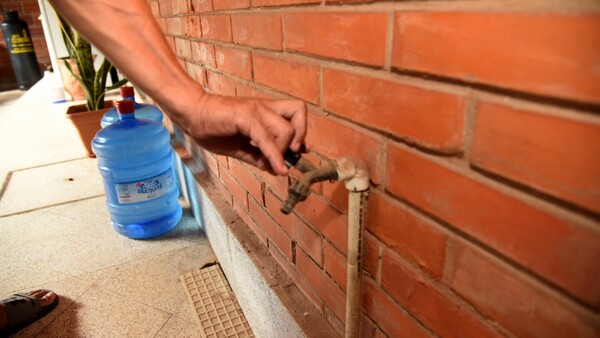 Barrios de Limpio con falta de agua en medio de infernales días de enero