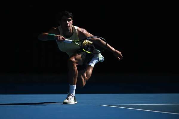 Alcaraz mejora el primer saque y se impone a Sonego en su partido 200 - Tenis - ABC Color
