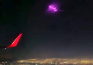 [VIDEO] Azafata grabó una “mancha rosa” en el cielo: “estaba volaba con nosotros”