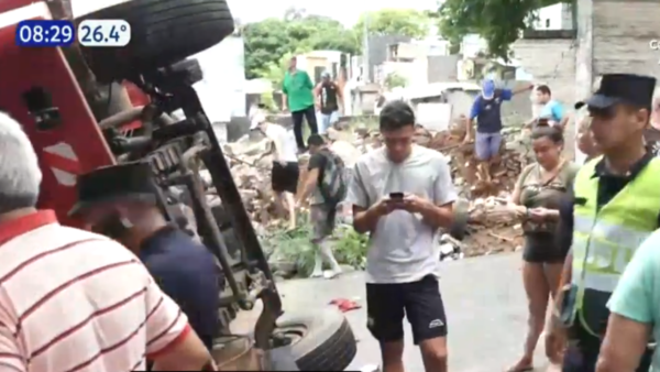 Camión con presunta mercadería de contrabando vuelca y termina por el cementerio de Lambaré