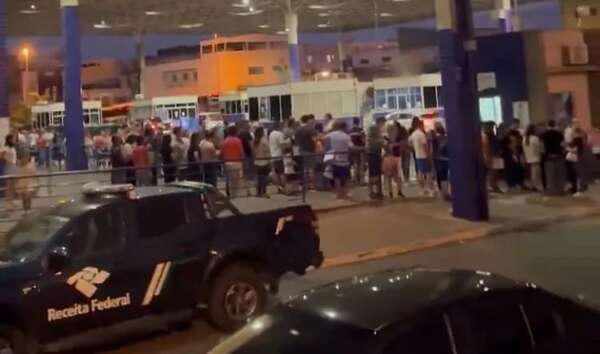 Quejas y largas filas de paraguayos para trámites migratorios en Foz de Iguazú - ABC en el Este - ABC Color