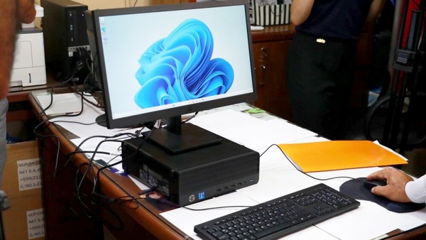 Dejan sin efecto segunda compra de computadoras y anuncian subasta de sillones antiguos en el Congreso | 1000 Noticias