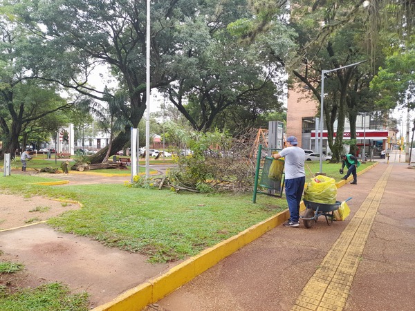 Intervención en la Plaza de Armas de Encarnación tras fuertes lluvias