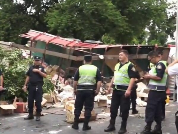 Camión con presunta carga de contrabando vuelca y provoca destrozos en Lambaré · Radio Monumental 1080 AM