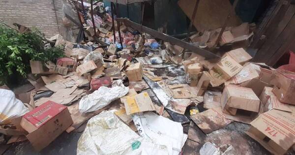 Diario HOY | Camión volcó al costado del cementerio de Lambaré: carga que llevaba sería de contrabando
