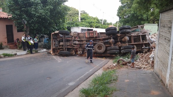 Aparatoso accidente: Camión volcó y derribó muralla del cementerio de Lambaré - trece