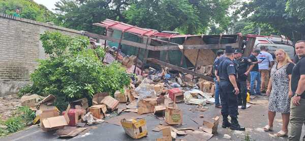 Camión con mercaderías de presunto contrabando volcó y chocó en Lambaré | 1000 Noticias