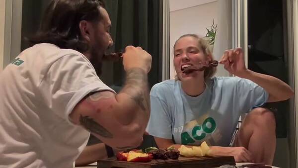 [VIDEO] Festejaron un mes más de ¿enamorados? comiendo asaditos