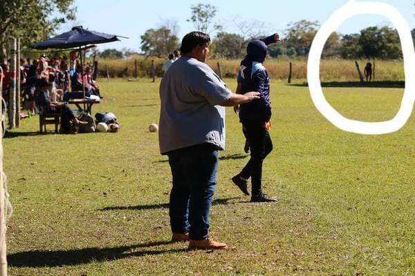 "Le gusta el fútbol": En redes aseguraron que el Pombéro estuvo en un chute en Caaguzú