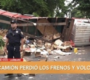 Camión con mercaderías vuelca en Lambaré - Paraguay.com