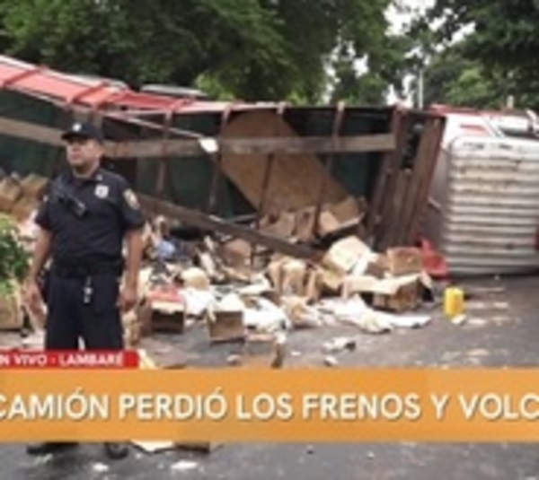 Camión con mercaderías vuelca en Lambaré - Paraguay.com