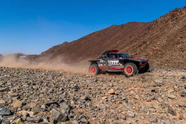 Sainz se pasea sobre una maratón de piedras y roza su cuarto Dakar tras una avería de Loeb - Automovilismo - ABC Color