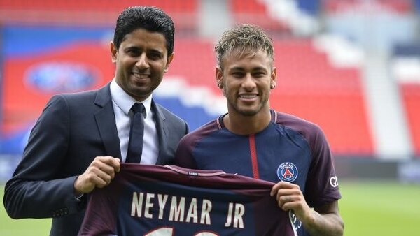 Versus / La llegada de Neymar al PSG, un histórico traspaso bajo sospecha en Francia