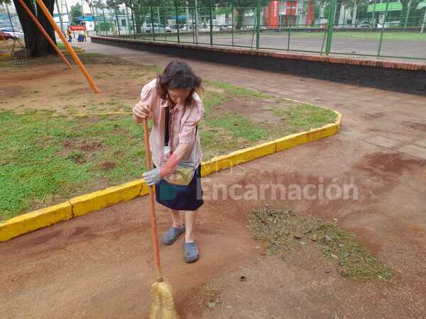 Ña Lidia, una verdadera Kuña Guapa que limpiando calles de Encarnación se gana la vida