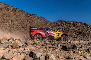 Loeb dice adiós a sus opciones por una avería en el km 132 del penúltimo día del Dakar - Automovilismo - ABC Color