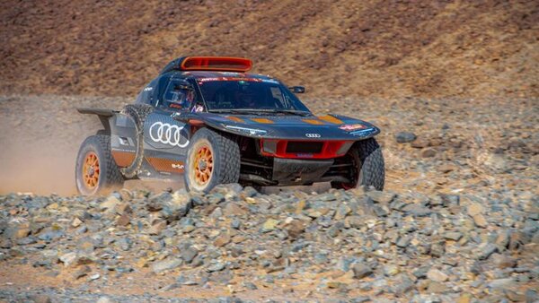 Sainz se pasea sobre una maratón de piedras y roza su cuarto Dakar