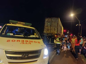 Automóvil embistió por un camión sobre la ruta PY05 - Radio Imperio 106.7 FM