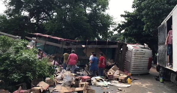 La Nación / Vuelco de camión en Lambaré: presumen que transportaba mercaderías de contrabando