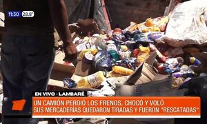 Intentaron rescatar mercaderías tras vuelco de un camión | Telefuturo