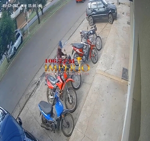 Hurtan motocicleta frente a una barbería en el barrio General Díaz - Radio Imperio 106.7 FM