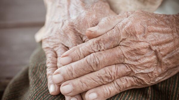 Detienen a un hombre que agredió a su mamá de 80 años, pero Fiscalía lo libera por falta de denuncia