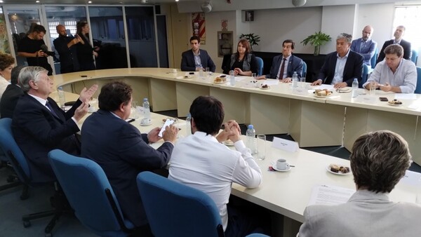 Gobernadores petroleros de Argentina defienden soberan铆a en sus recursos ante "ley de 贸mnibus" de Javier Milei - Revista PLUS