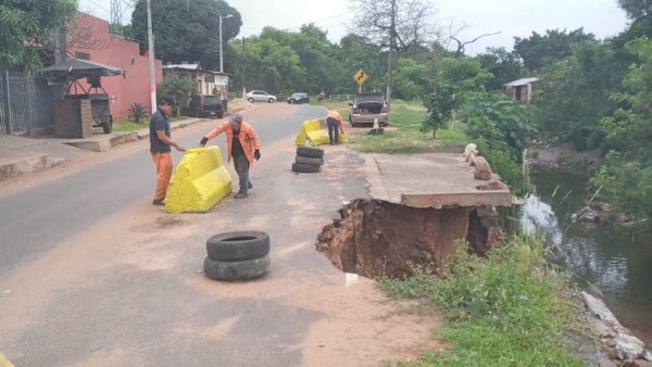 Derrumbe parcial de puente que une a San Lorenzo y Capiatá preocupa a vecinos