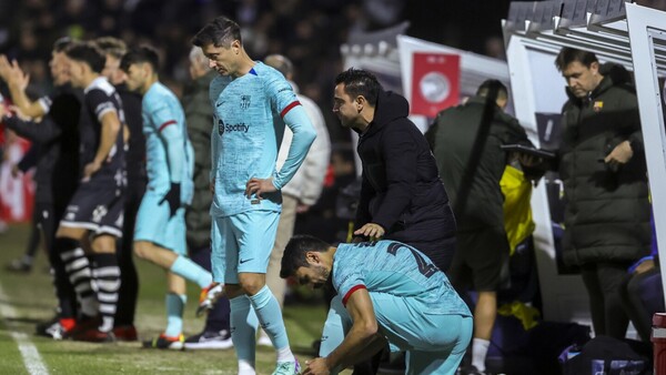 El Barcelona sufre, remonta y se clasifica