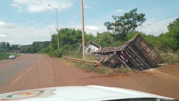 Conductor sale ileso tras vuelco de una camionada de soja sobre la Ruta 6 - ADN Digital