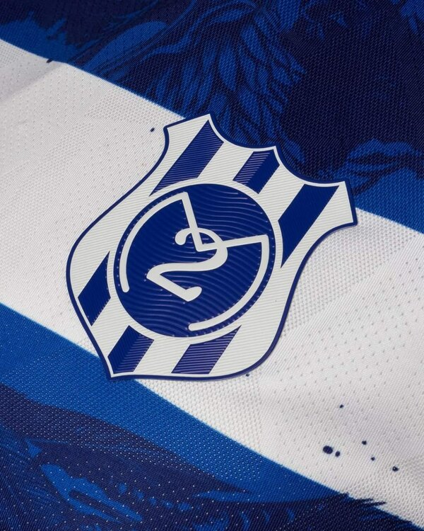 Versus / 2 de Mayo saca sus "garras" y muestra la camiseta del retorno a Primera