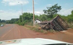 Camión cargado con soja vuelca al costado de la Ruta PY06