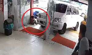 Video: un niño se salva milagrosamente de un accidente de tránsito en un supermercado - Policiales - ABC Color