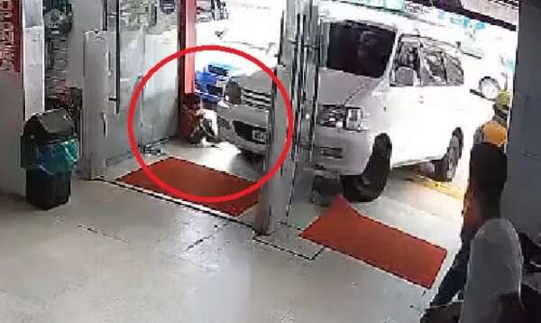 Video: un niño se salva milagrosamente de un accidente de tránsito en un supermercado - Policiales - ABC Color