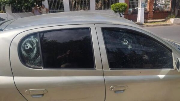 Desconocidos atacan a balazos un vehículo en Asunción