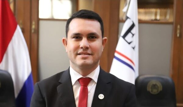 Hernán Rivas habría utilizado documento falso para obtener matrícula de abogado