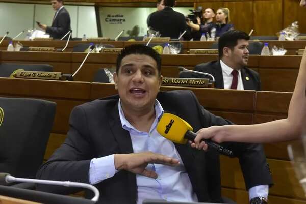 Diputado Hugo Meza busca “donación” de pupitres por parte de Itaipú - Política - ABC Color