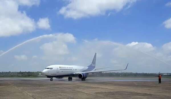Llegó el vuelo inaugural de aerolínea estatal boliviana que conecta Asunción con Santa Cruz - Economía - ABC Color