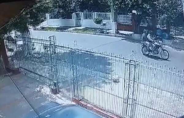 Videos: así balearon un auto en Loma Pytã - Policiales - ABC Color